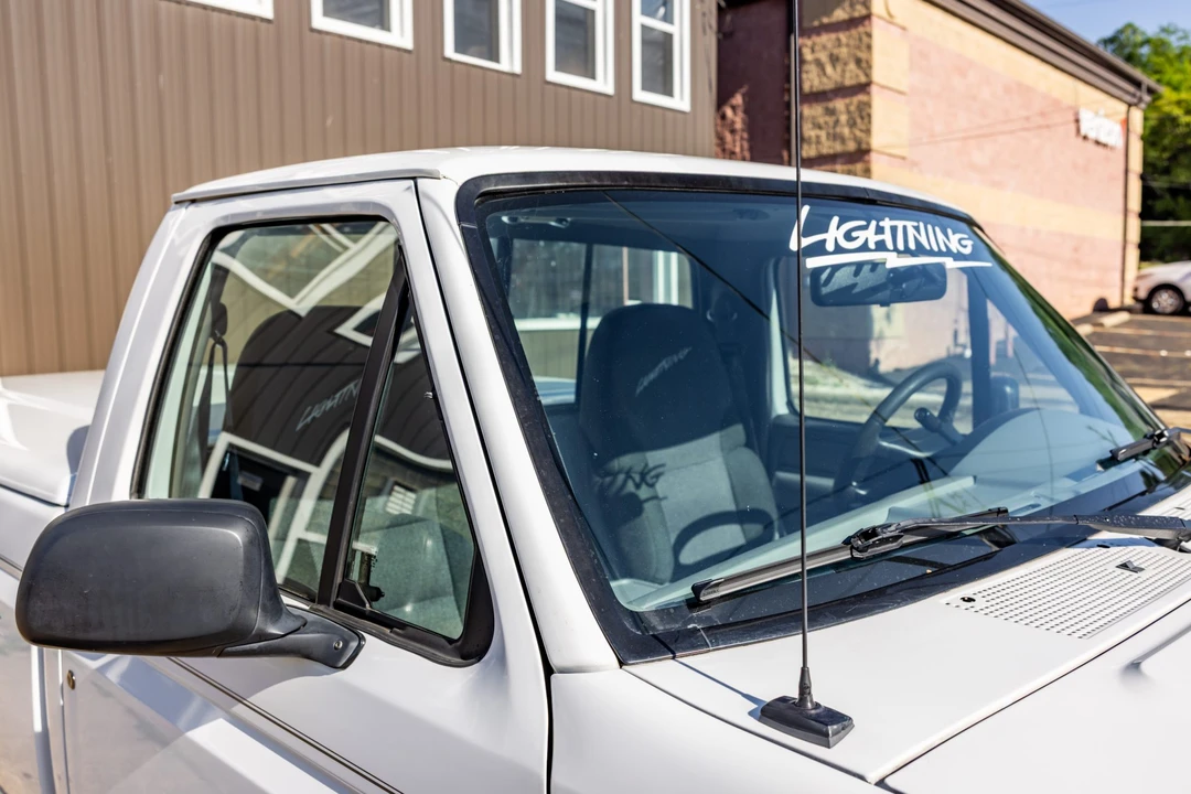 1994 Ford F-150 SVT Lightning 9th Gen - Image 18 of 31