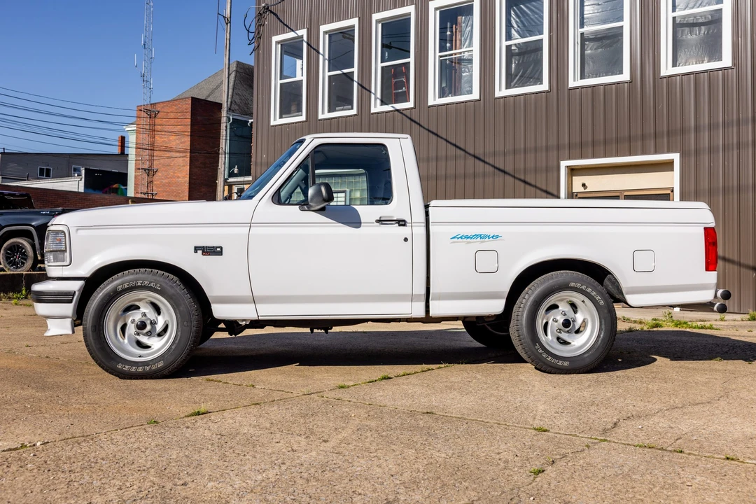 1994 Ford F-150 SVT Lightning 9th Gen - Image 8 of 31
