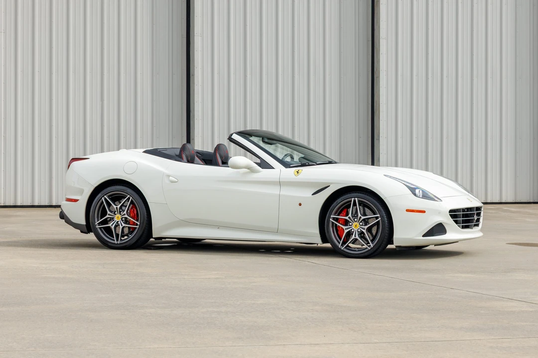 2017 Ferrari California T - Image 26 of 31