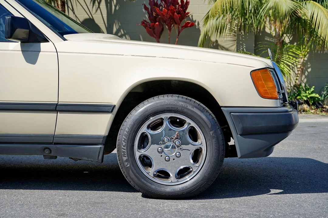 1986 Mercedes-Benz W124 E-Class - Image 13 of 31