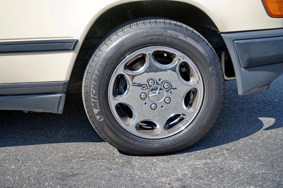 1986 Mercedes-Benz W124 E-Class - Image 16 of 31