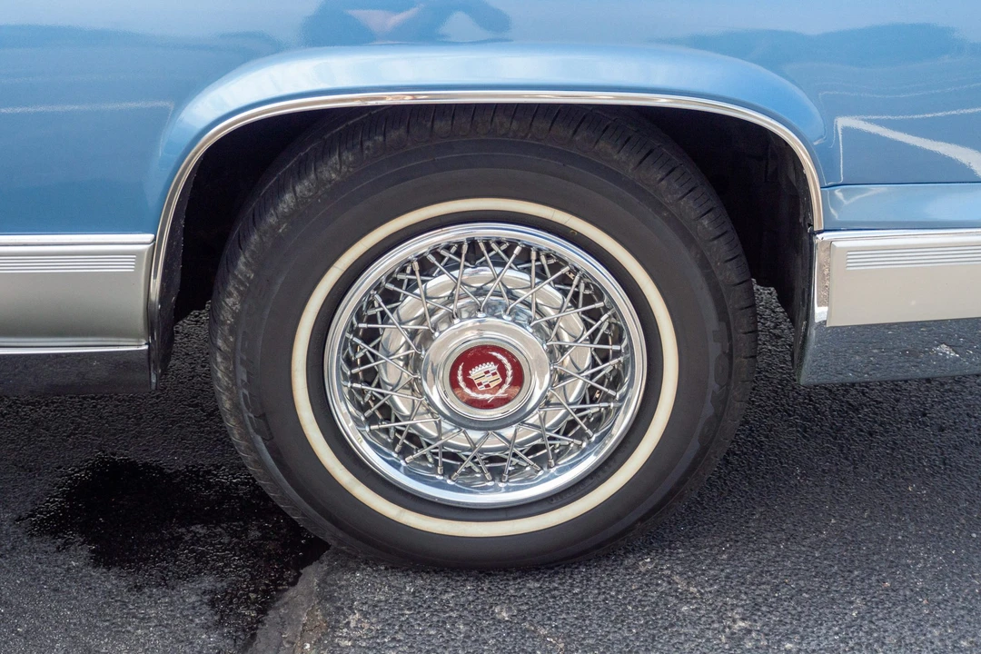 1990 Cadillac Brougham - Image 29 of 31