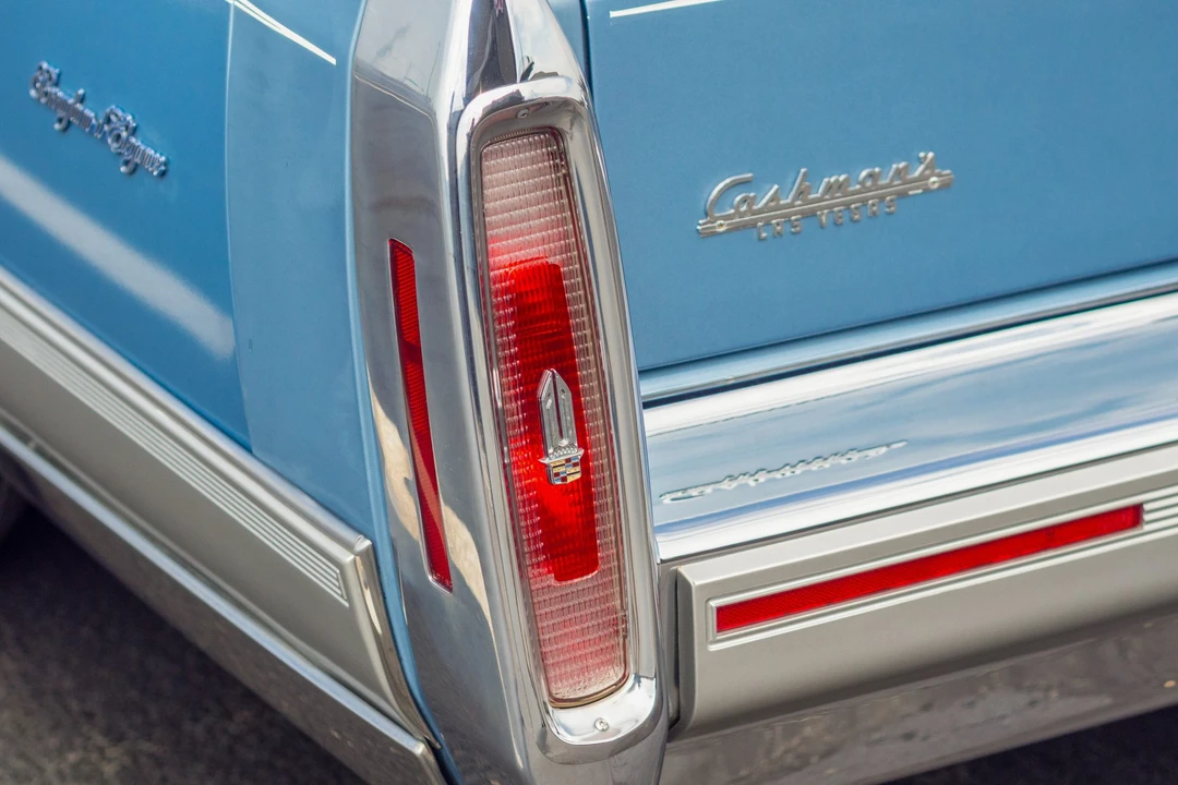 1990 Cadillac Brougham - Image 15 of 31