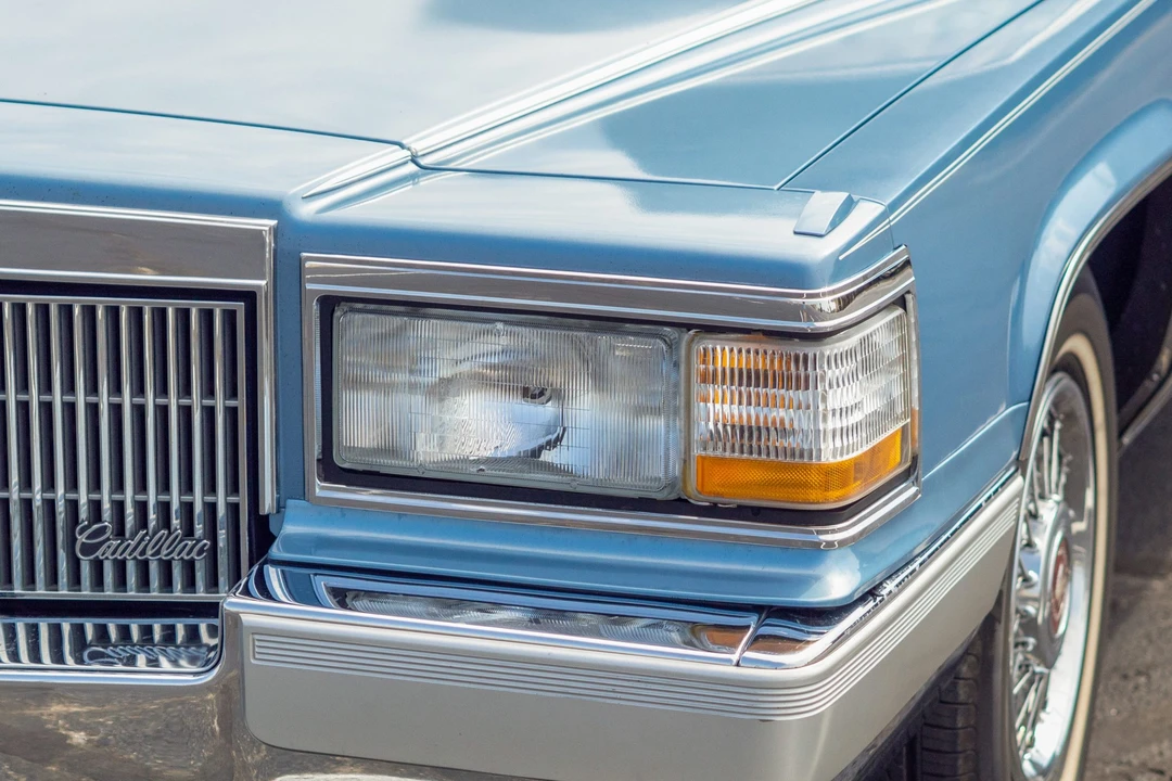 1990 Cadillac Brougham - Image 14 of 31