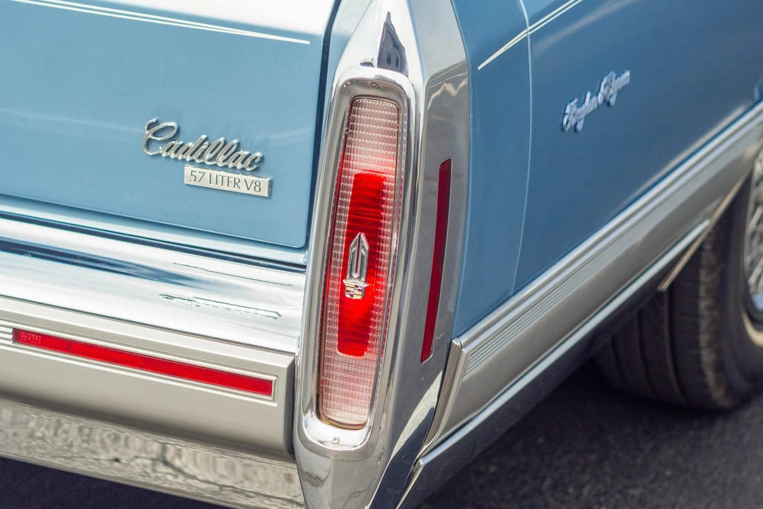 1990 Cadillac Brougham - Image 16 of 31