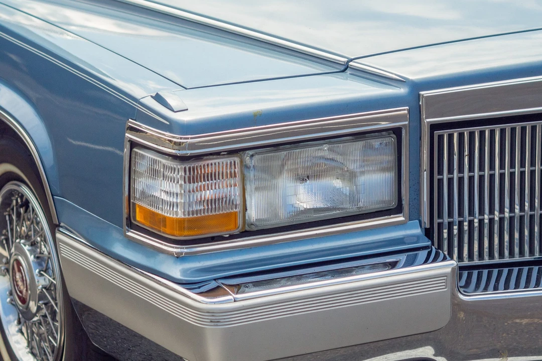 1990 Cadillac Brougham - Image 13 of 31