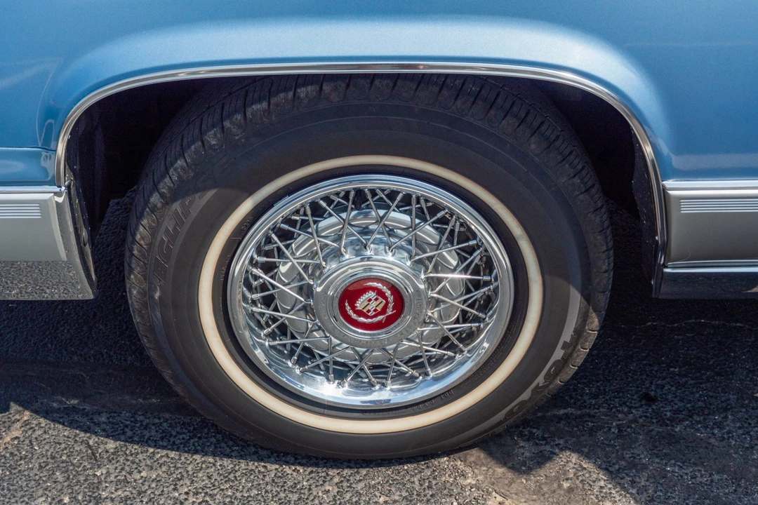 1990 Cadillac Brougham - Image 28 of 31