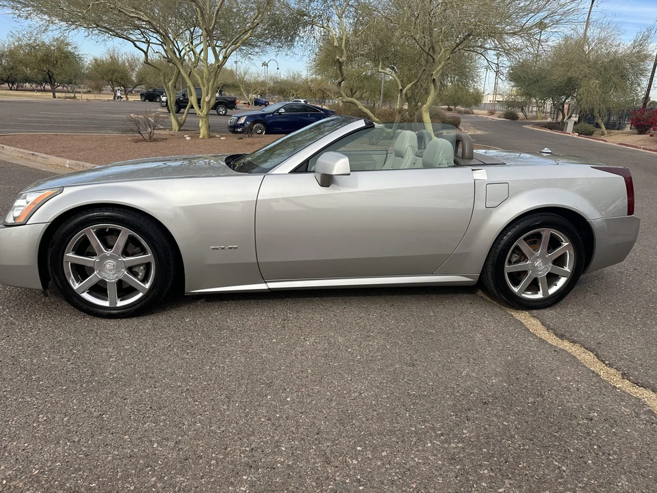 2005 Cadillac XLR - Image 12 of 31