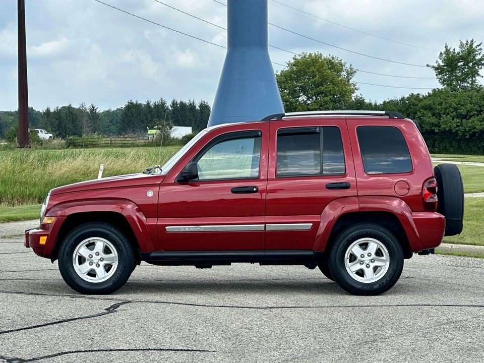 2005 Jeep KJ Liberty - Image 8 of 31