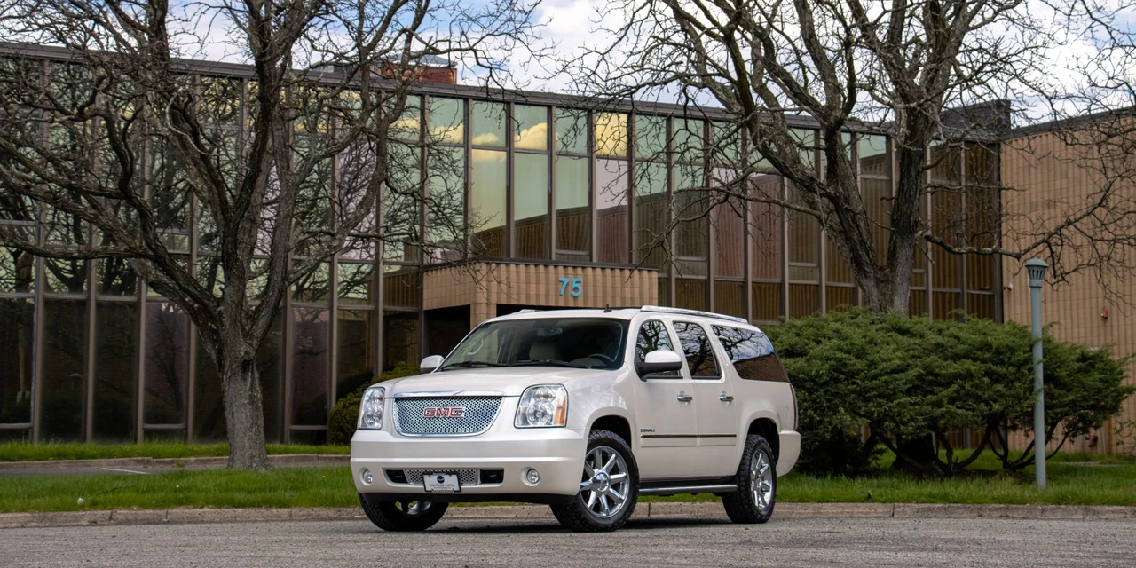 2011 GMC Yukon 3rd Gen - Image 2 of 31