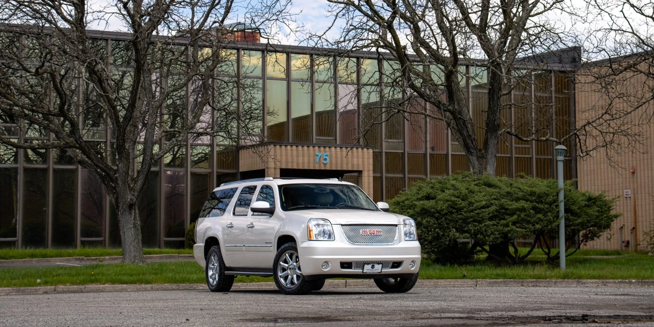2011 GMC Yukon 3rd Gen - Image 15 of 31