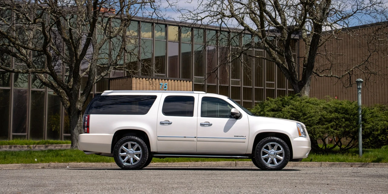 2011 GMC Yukon 3rd Gen - Image 14 of 31