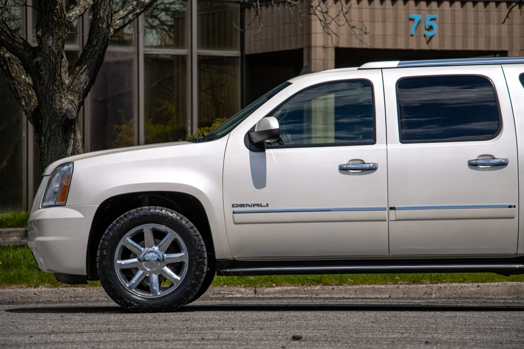 2011 GMC Yukon 3rd Gen - Image 24 of 31