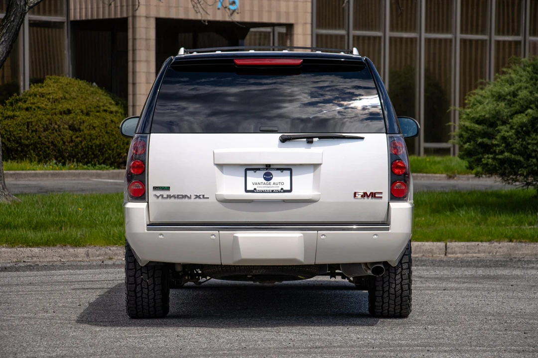 2011 GMC Yukon 3rd Gen - Image 10 of 31