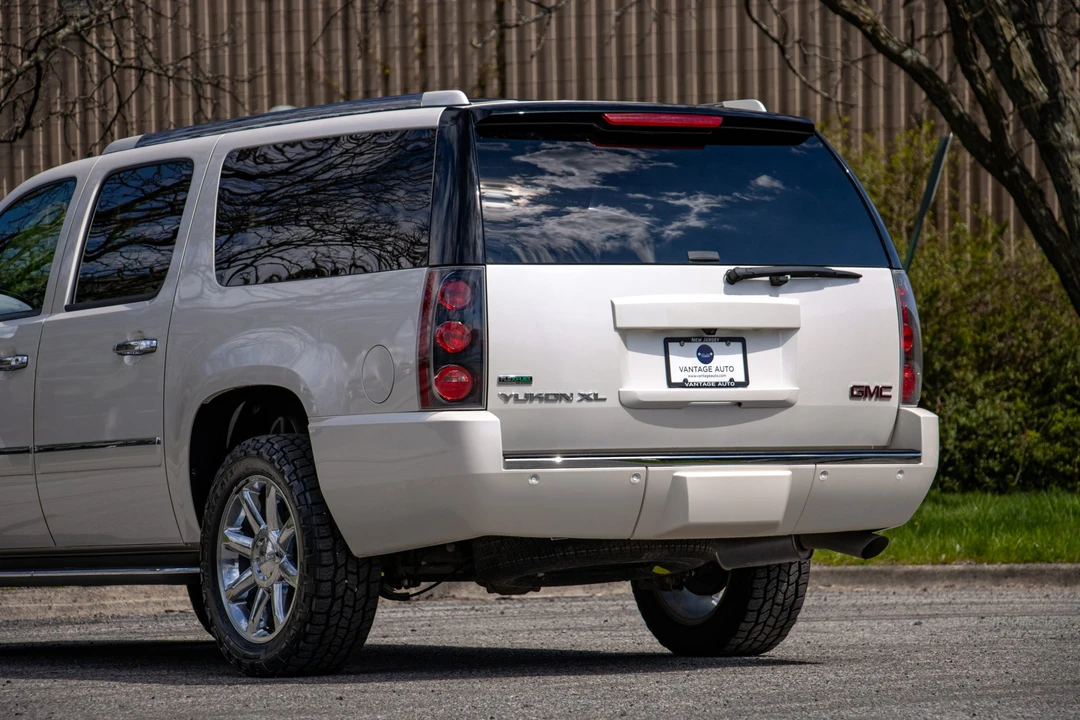 2011 GMC Yukon 3rd Gen - Image 23 of 31