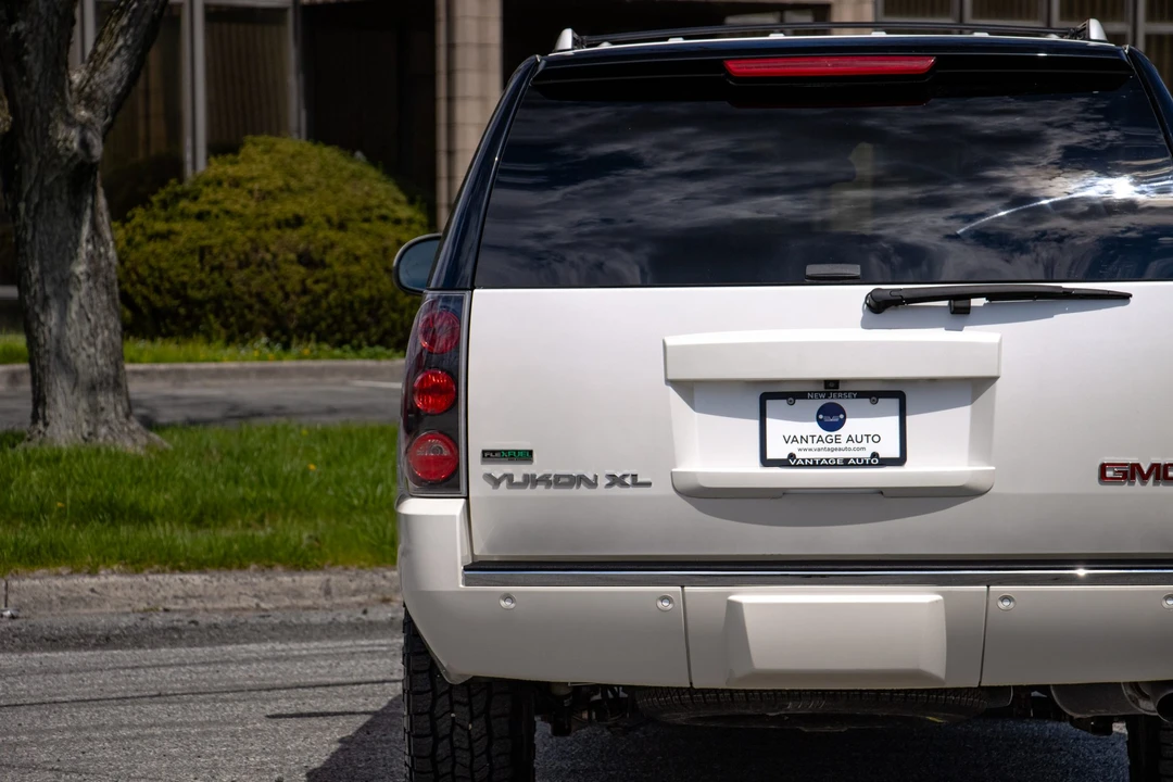 2011 GMC Yukon 3rd Gen - Image 28 of 31