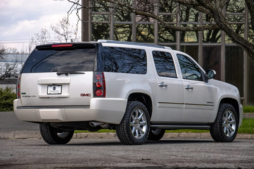 2011 GMC Yukon 3rd Gen - Image 11 of 31