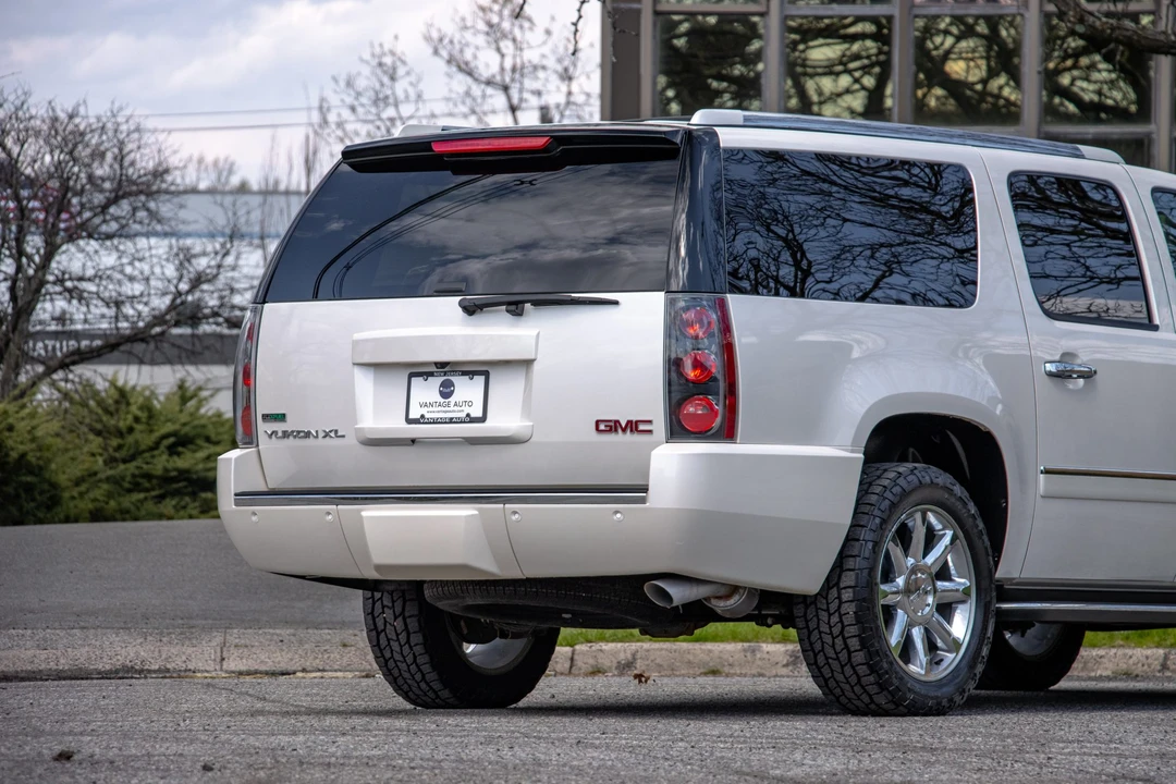 2011 GMC Yukon 3rd Gen - Image 30 of 31