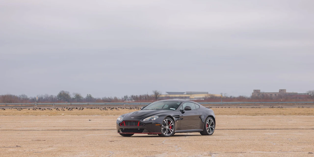 2017 Aston Martin Vantage - Image 2 of 31
