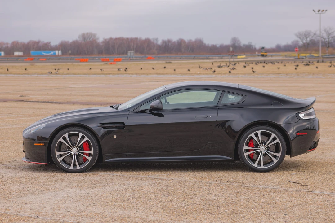 2017 Aston Martin Vantage - Image 12 of 31