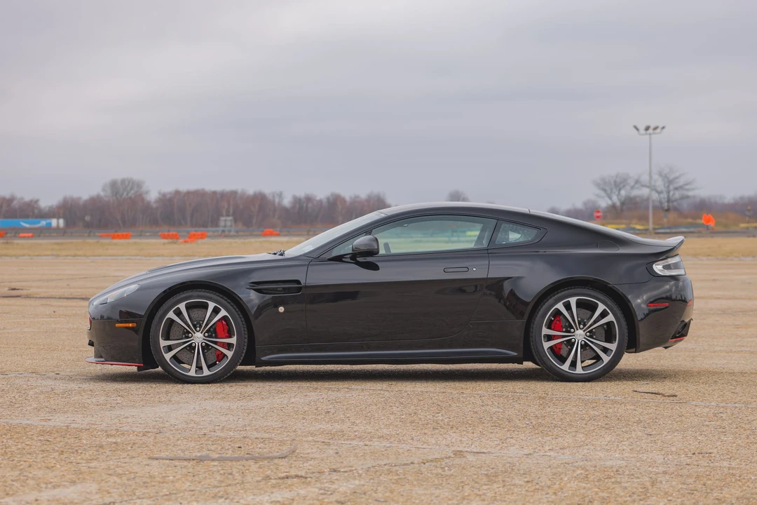 2017 Aston Martin Vantage - Image 13 of 31