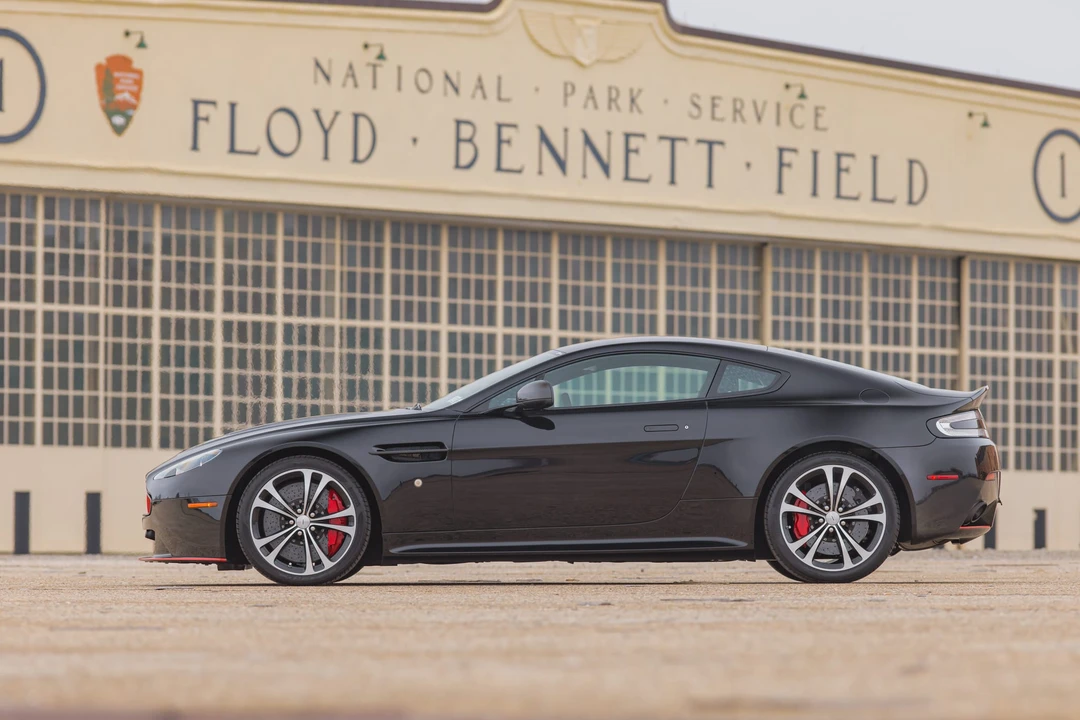 2017 Aston Martin Vantage - Image 14 of 31
