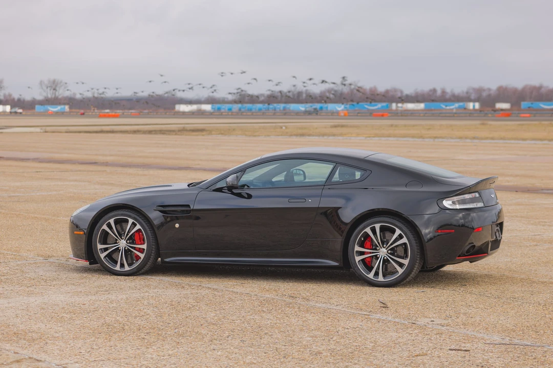 2017 Aston Martin Vantage - Image 16 of 31