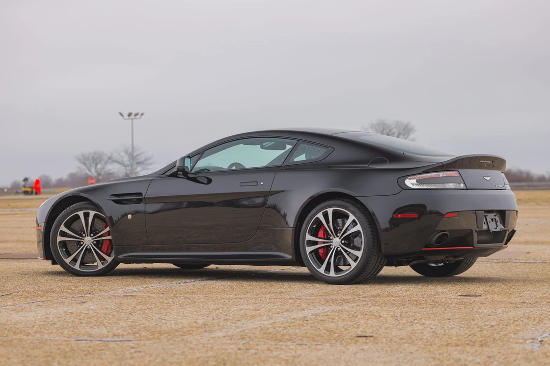 2017 Aston Martin Vantage - Image 18 of 31