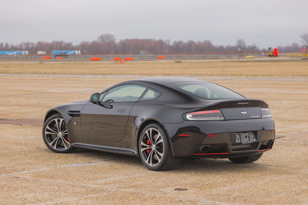 2017 Aston Martin Vantage - Image 19 of 31