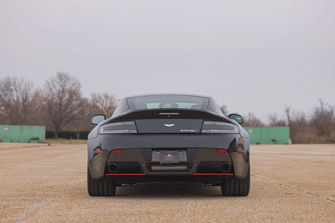 2017 Aston Martin Vantage - Image 24 of 31