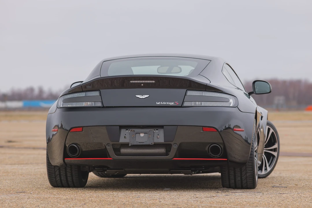 2017 Aston Martin Vantage - Image 25 of 31