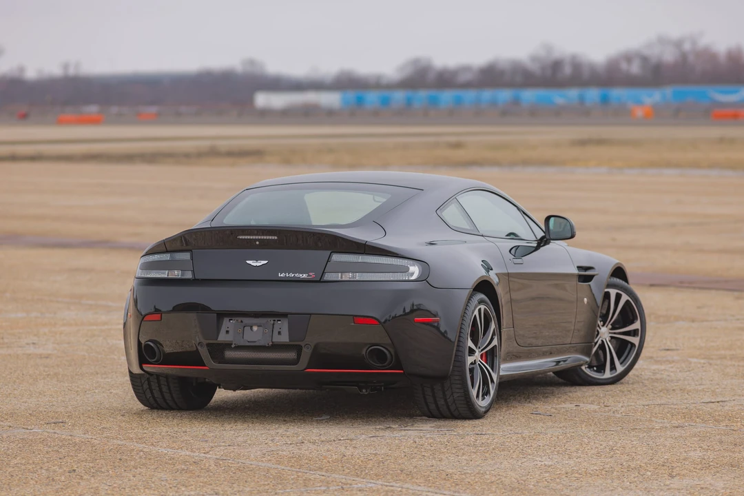 2017 Aston Martin Vantage - Image 28 of 31