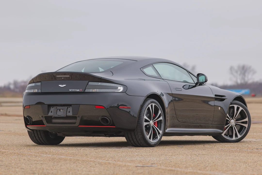 2017 Aston Martin Vantage - Image 30 of 31