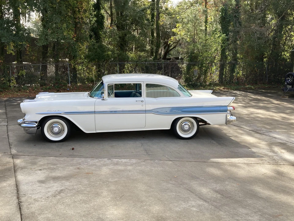 1957 Pontiac Chieftain - Image 11 of 31