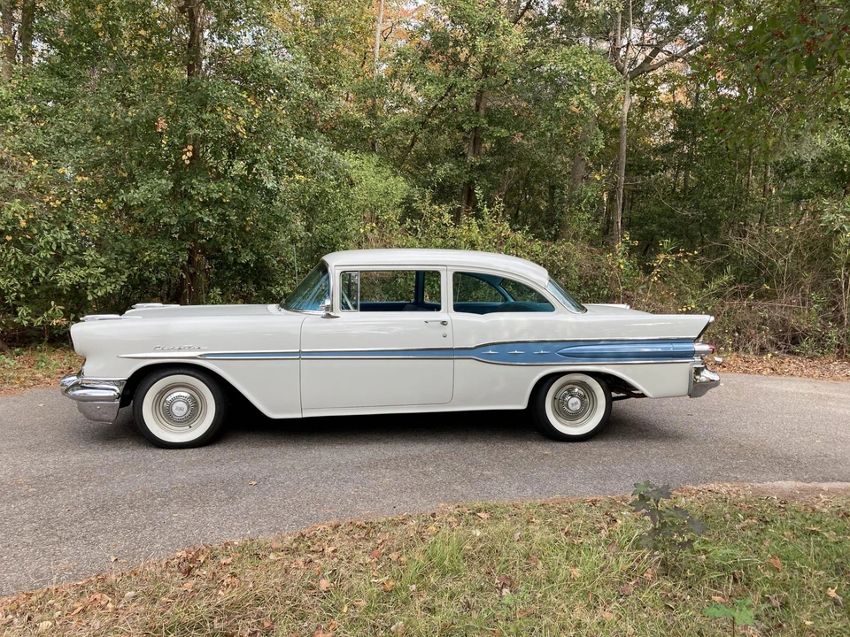 1957 Pontiac Chieftain - Image 4 of 31