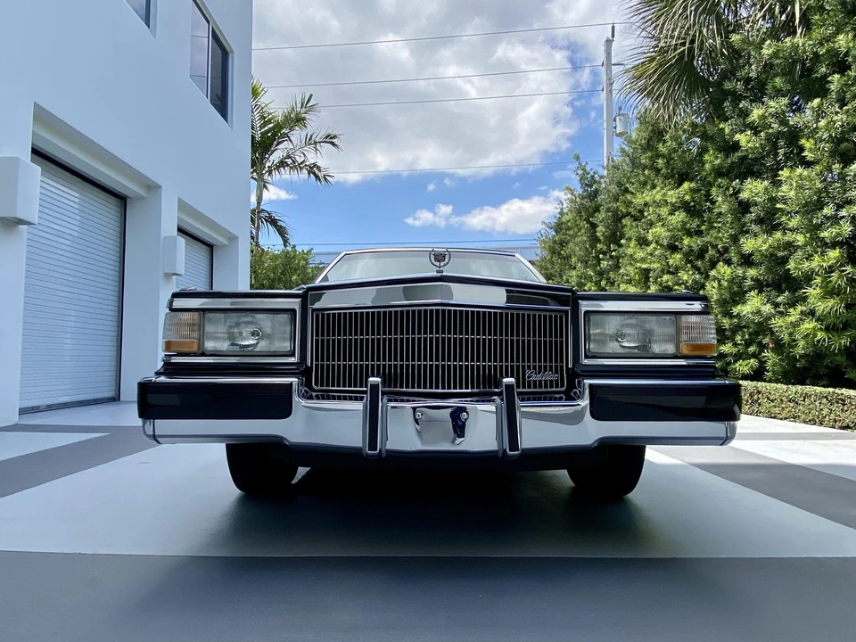 1991 Cadillac Brougham - Image 21 of 31