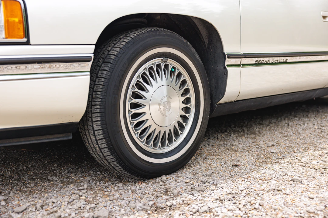 1995 Cadillac DeVille 7th Gen - Image 24 of 31