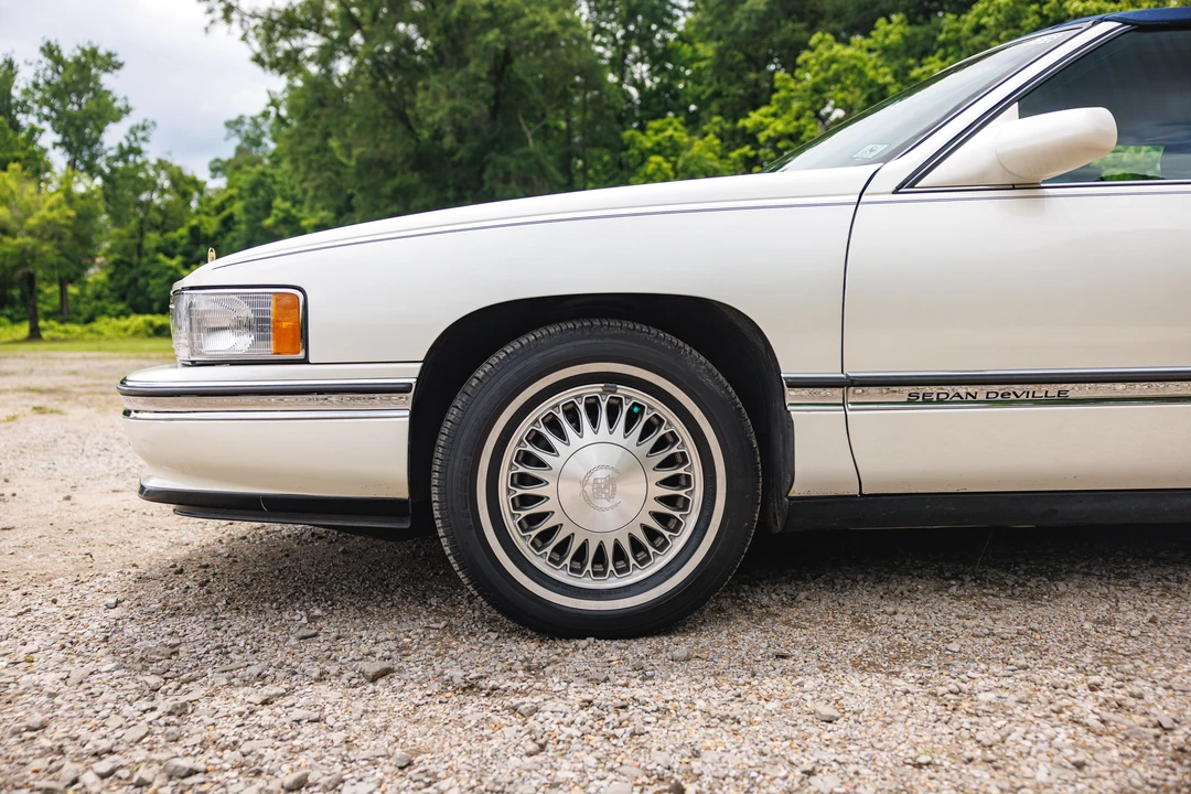 1995 Cadillac DeVille 7th Gen - Image 27 of 31