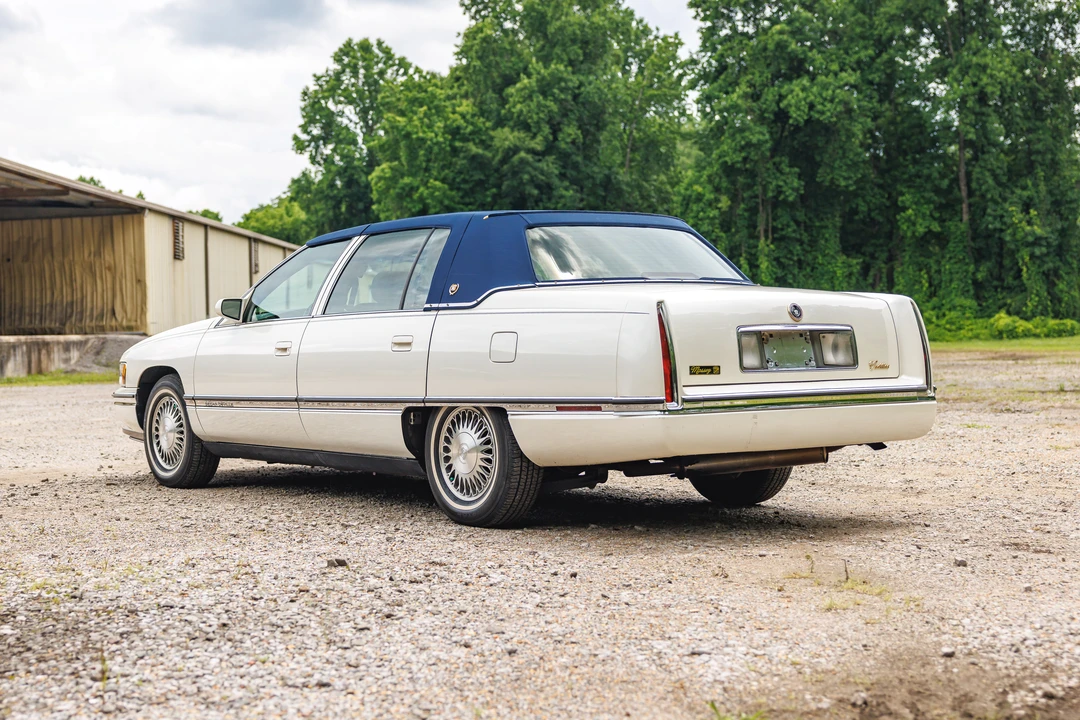 1995 Cadillac DeVille 7th Gen - Image 9 of 31