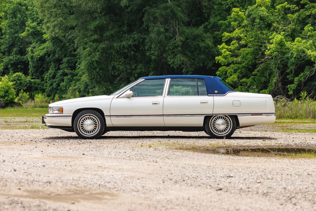 1995 Cadillac DeVille 7th Gen - Image 11 of 31