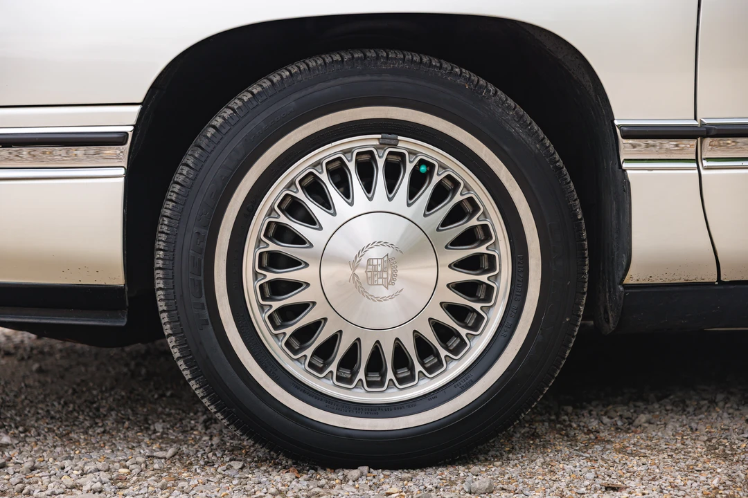 1995 Cadillac DeVille 7th Gen - Image 28 of 31