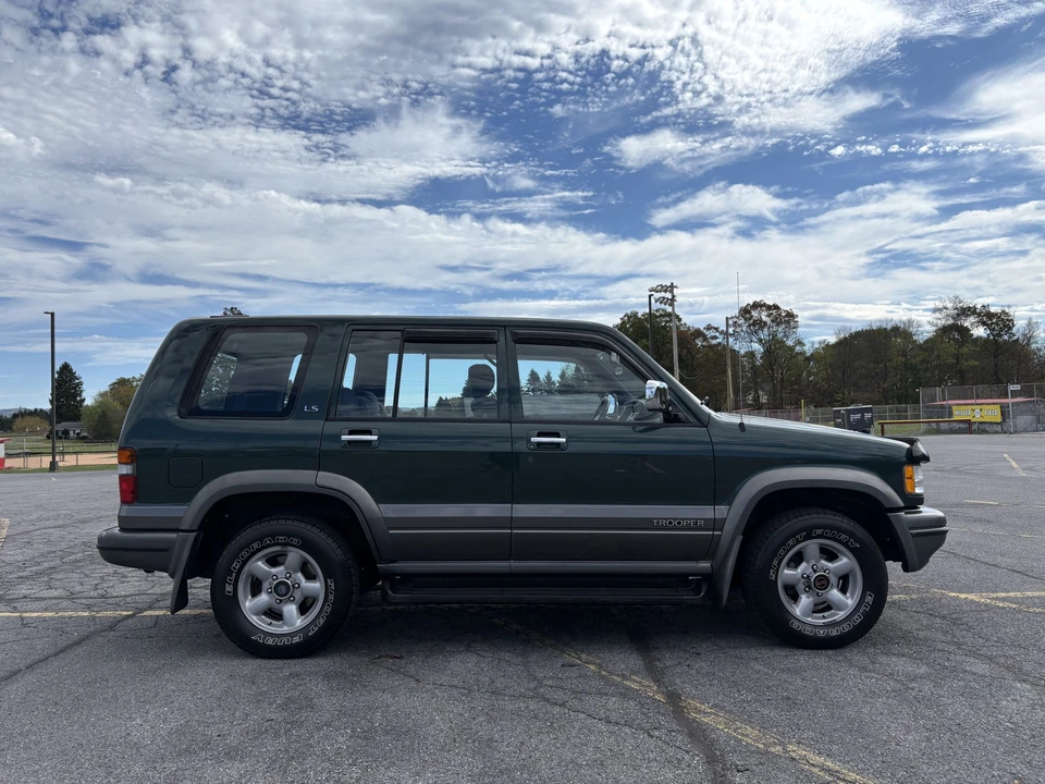 1995 Isuzu Trooper - Image 5 of 31