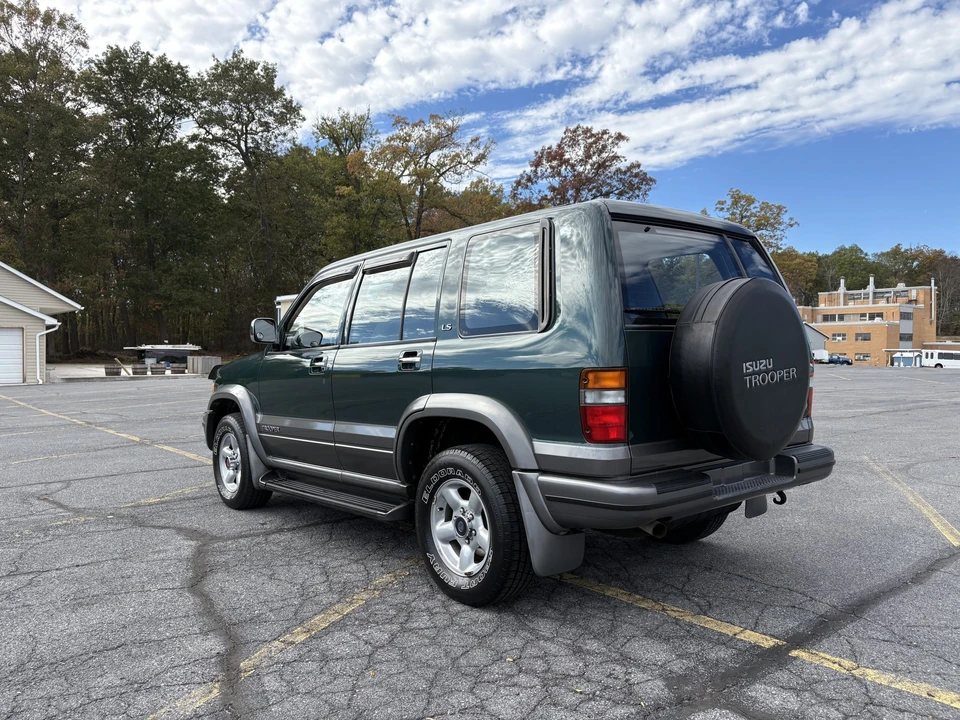 1995 Isuzu Trooper - Image 8 of 31