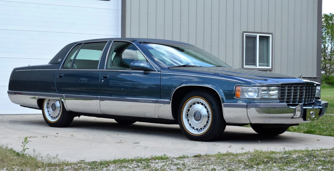 1996 Cadillac Fleetwood - Image 2 of 31