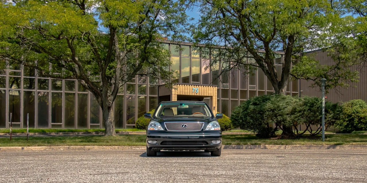 2001 Lexus LS 3rd Gen - Image 24 of 31