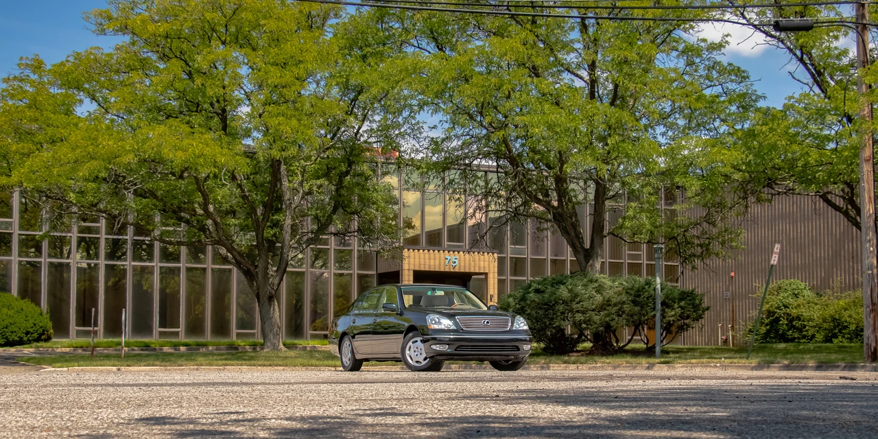 2001 Lexus LS 3rd Gen - Image 20 of 31