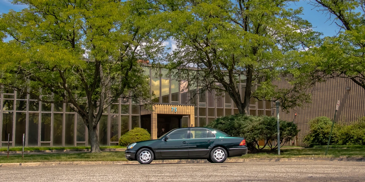 2001 Lexus LS 3rd Gen - Image 7 of 31