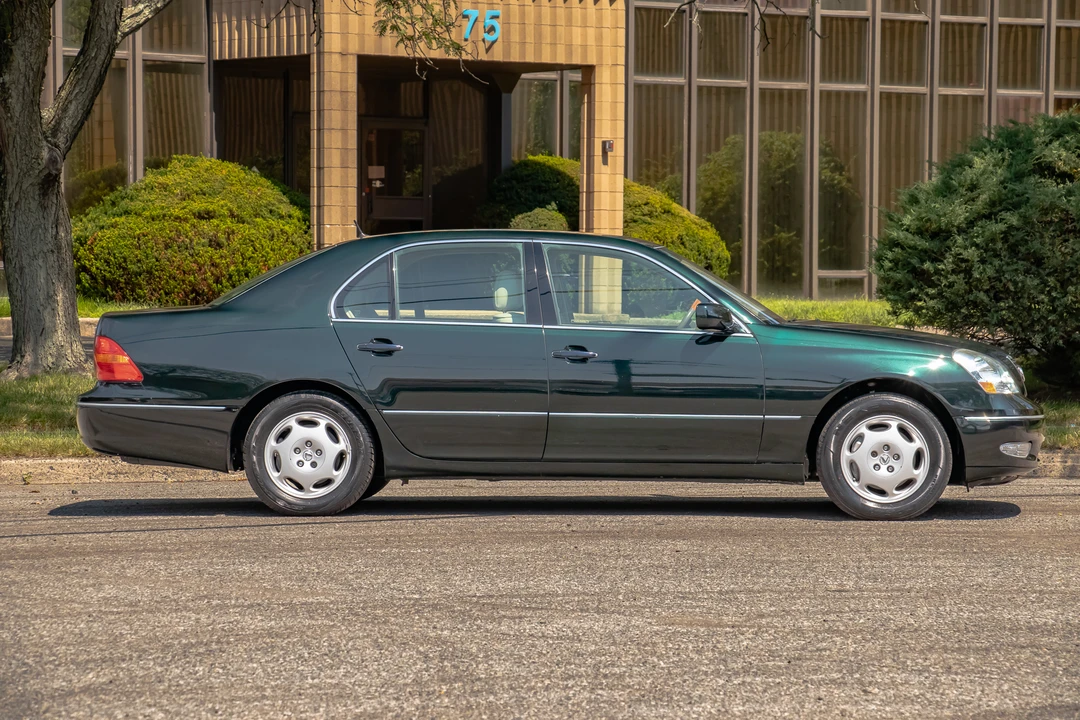 2001 Lexus LS 3rd Gen - Image 19 of 31