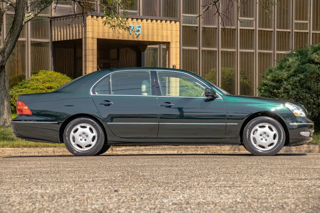 2001 Lexus LS 3rd Gen - Image 18 of 31