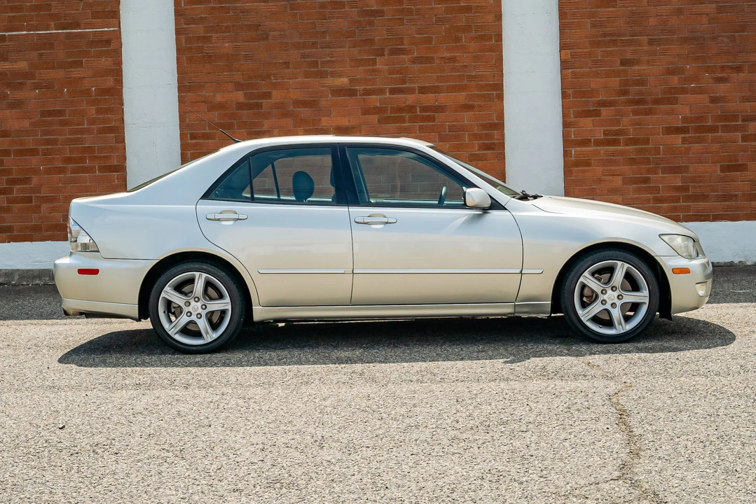 2002 Lexus IS 1st Gen - Image 13 of 31